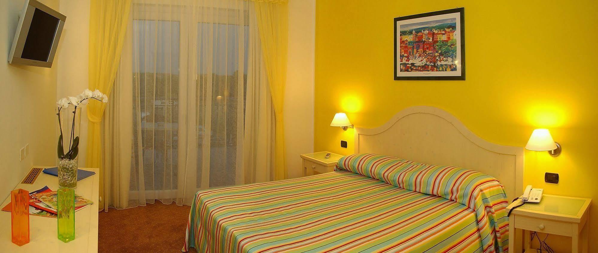 Hotel Bella Italia เปสเคียรา เดล การ์ดา ภายนอก รูปภาพ